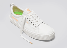 Load image into Gallery viewer, PANTONA OCA Pebbled Leather White Peach Fuzz
